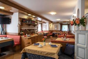 Posezení v ubytování Hotel Chalet Genziana