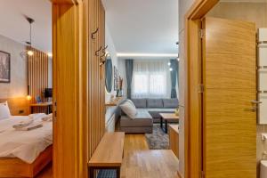 Postel nebo postele na pokoji v ubytování Lazy Bear Moderan Spa na Planini