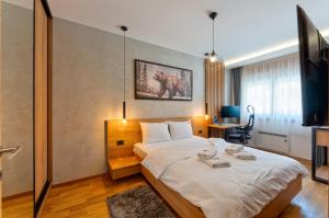 Postel nebo postele na pokoji v ubytování Lazy Bear Moderan Spa na Planini + 30 fotografií