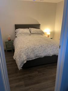 ein Schlafzimmer mit einem großen Bett mit Holzboden in der Unterkunft The Chequers in Downham Market