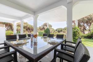 a dining room with a table and chairs at Vila Hibisco by Garvetur in Vilamoura