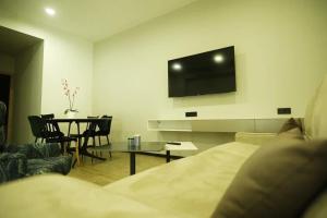 TV a/nebo společenská místnost v ubytování 4Guest Hotel