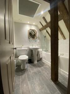 ein Badezimmer mit einem WC, einem Waschbecken und einer Badewanne in der Unterkunft The Riverside Inn in Chelmsford