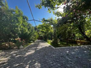 Ein Garten an der Unterkunft Wine House KNIAZ
