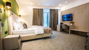 um quarto de hotel com uma cama e uma escrivaninha em Central Carol APARTHOTEL 2 em Bucareste