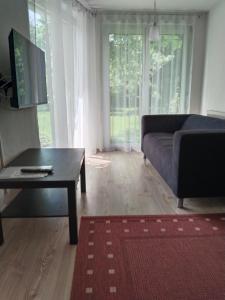 uma sala de estar com um sofá e uma mesa de centro em Sagzahnblick em Kundl
