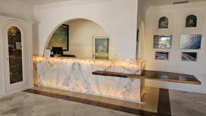 una encimera de mármol en una habitación con un banco en Hotel El Puntazo I, en Mojácar