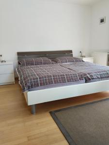 uma cama num quarto com uma parede branca em Sagzahnblick em Kundl