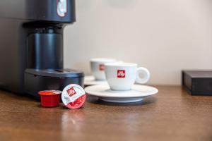 Příslušenství pro přípravu čaje a kávy v ubytování Epitome Suites