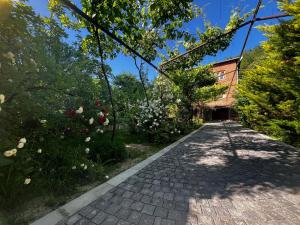 Ein Garten an der Unterkunft Wine House KNIAZ