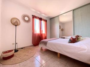Ένα ή περισσότερα κρεβάτια σε δωμάτιο στο villa spacieuse avec piscine, jacuzzi +37 φωτογραφίες