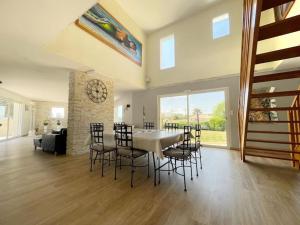 Φωτογραφία από το άλμπουμ του villa spacieuse avec piscine, jacuzzi σε Port-Saint-Pere