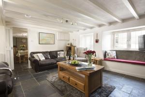 Dolor Cottage في كوفيراك: غرفة معيشة مع أريكة وطاولة