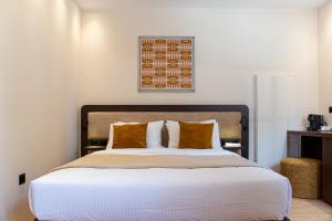 Postel nebo postele na pokoji v ubytování Epitome Suites