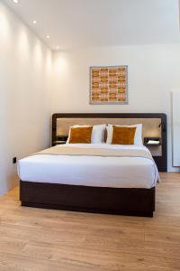 Postel nebo postele na pokoji v ubytování Epitome Suites