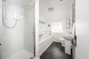 une salle de bains avec douche, toilettes et lavabo dans l'établissement Dolor Cottage, à Coverack 21 autres photos