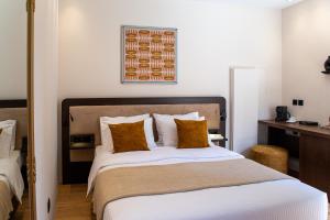 Postel nebo postele na pokoji v ubytování Epitome Suites