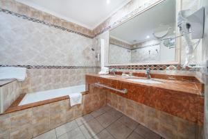 Kúpeľňa v ubytovaní Bull Vital Suites & Spa Boutique Hotel - Only Adults