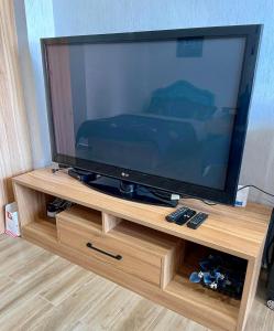 TV a/nebo společenská místnost v ubytování Keis Place Tagaytay