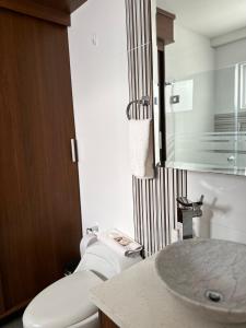 uma casa de banho com um WC e um lavatório em Instant Hotel - Villa Palermo Luxury Apartments em Ambato
