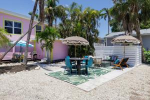 Charming Suite with Balcony and Bikes at Historic Sandpiper Inn外面的花园