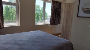 1 dormitorio con 2 ventanas y 1 cama. en Aphrodite Park, en Sunny Beach 12 fotos más