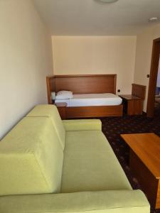Šentjanž pri DravograduにあるHotel Korosicaのベッド2台とテーブルが備わるホテルルームです。