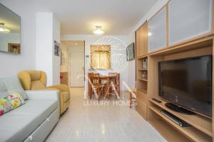 a living room with a couch and a tv at Casa Arcoiris Ivan Luxury Homes 3ªPlta Norte in Oropesa del Mar