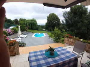 a backyard with a table and a swimming pool at Casa Cabarceno Piscina y Barbacoa in Bofetán