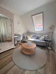 a living room with a couch and a table at Altstadtferienwohnung Stade-Cozy Home -ein zweites Zuhause finden in Stade