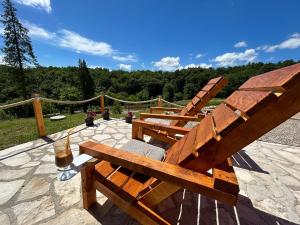 um banco de madeira sentado em cima de um pátio de pedra em Jerry's Cottage Banja Luka em Banja Luka