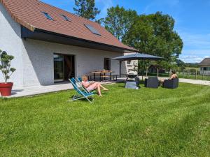 Vonkajšia záhrada v ubytovaní Gite les Caravottes 4 Etoiles avec Jacuzzi - JURA + 29 fotografií