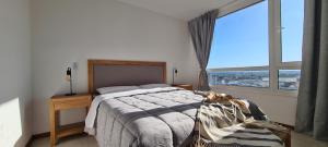 una camera da letto con un letto e una grande finestra di Portal Norte Departamento Premium Piso 14C La mejor vista! Factura C a Concordia Altre 41 foto