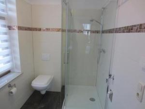 Ένα μπάνιο στο Nette Wohnung in Thale mit Garten, Terrasse und Grill +14 φωτογραφίες