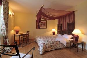 Ένα ή περισσότερα κρεβάτια σε δωμάτιο στο Gite Vert Maison Bretonne