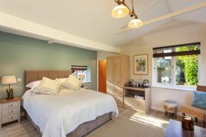 Ένα ή περισσότερα κρεβάτια σε δωμάτιο στο The Garden Studio Woodcombe