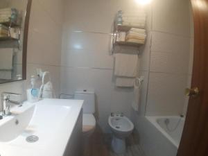 A bathroom at Surf Playa 1 línea