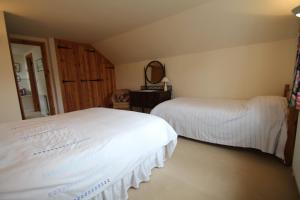 マインヘッドにあるForge Cottageのベッドルーム(白いベッド2台、鏡付)
