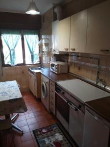 A kitchen or kitchenette at Surf Playa 1 línea