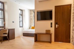 TV a/nebo společenská místnost v ubytování Epitome Suites