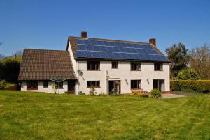 Casa blanca con paneles solares en el techo en Bridlecott, Monksilver 