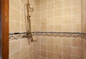 una ducha en un baño con una pared de azulejos en The Granary, en Luxborough