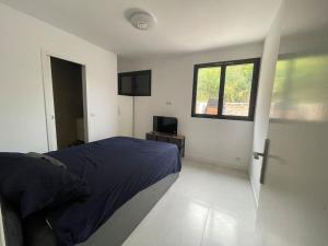 una camera da letto con un letto e una finestra di Luxo'Beach Appart a Cavalaire-sur-Mer