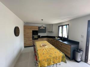 una cucina con tavolo al centro di una stanza di Luxo'Beach Appart a Cavalaire-sur-Mer Altre 6 foto