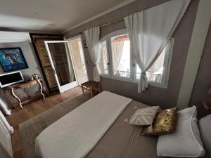 a bedroom with a large bed and a window at Le Paillé de Torreilles in Torreilles