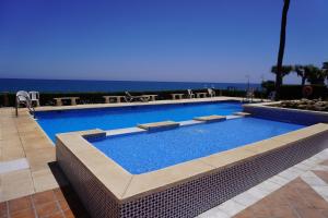 Бассейн в Beach View Playa Del Moral или поблизости