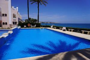 Бассейн в Beach View Playa Del Moral или поблизости
