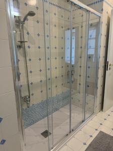 una doccia con cabina in vetro in bagno di Guest Corso Italia a Bari Altre 11 foto