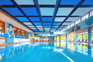 une piscine dans un grand immeuble avec piscine dans l'établissement AHORN Harz Hotel Braunlage, à Braunlage