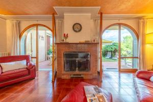 sala de estar con chimenea y sofá rojo en Villa di Massotondo, en Rignano sullʼArno 48 fotos más